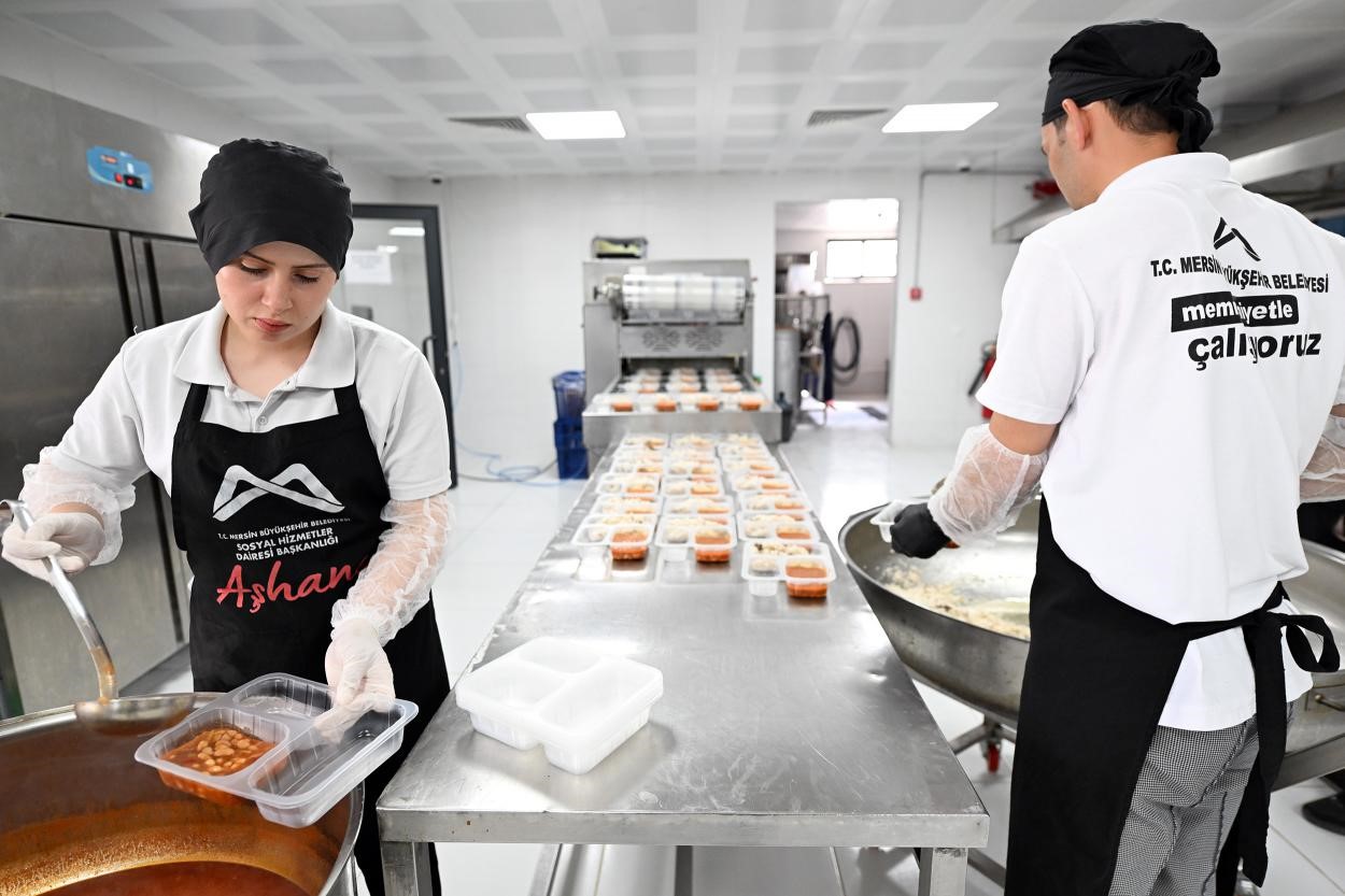 Silifke’de aşhaneden her gün yüzlerce kişiye sıcak yemek desteği
