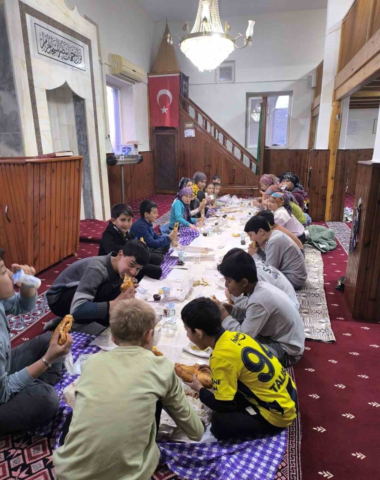 Silifke’de çocuklar iftarını camide açtı
