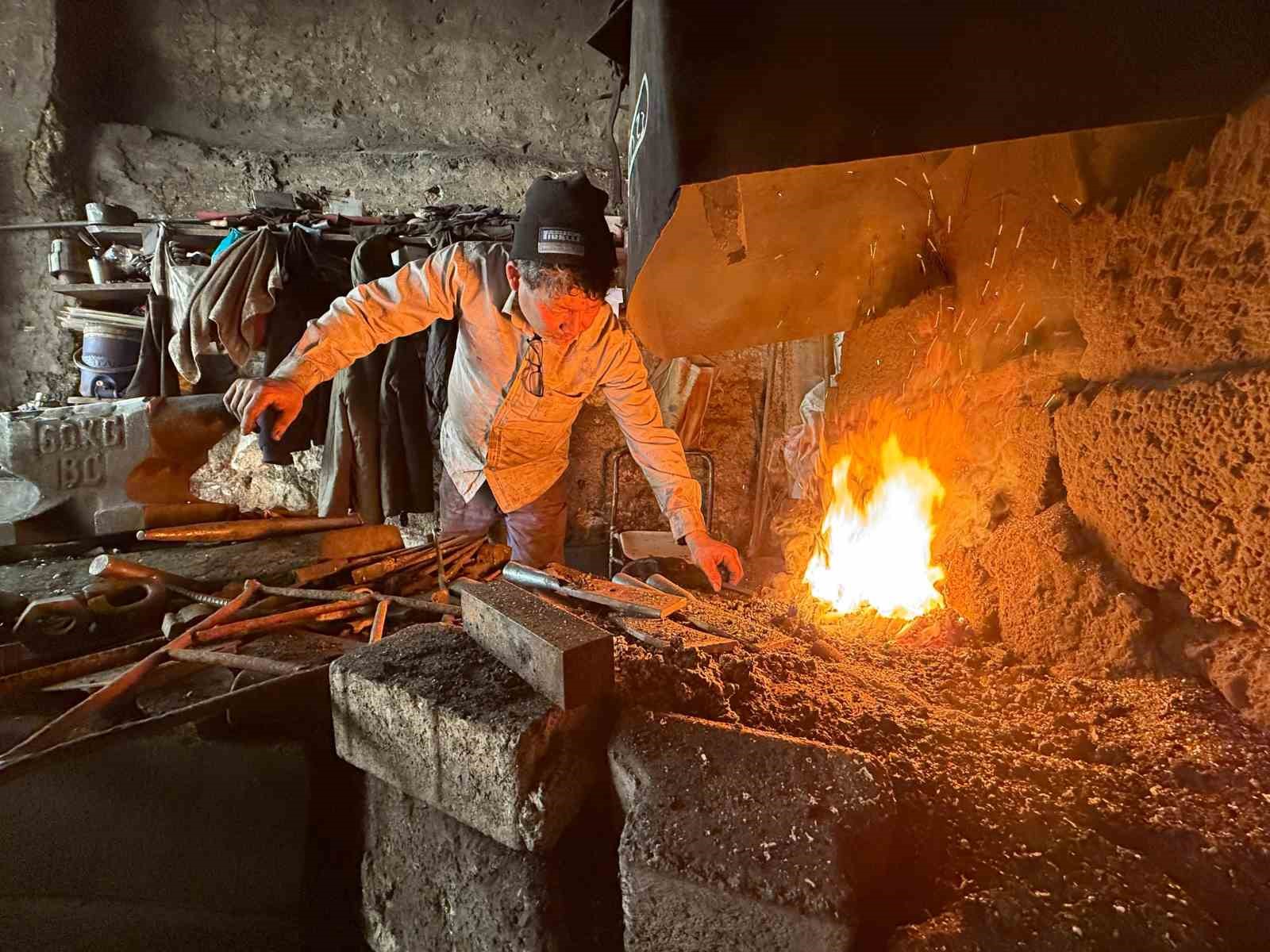 Silifke’de demircilik mesleği yok olmak üzere
Silifke’de demircilik mesleği yok olmak üzere