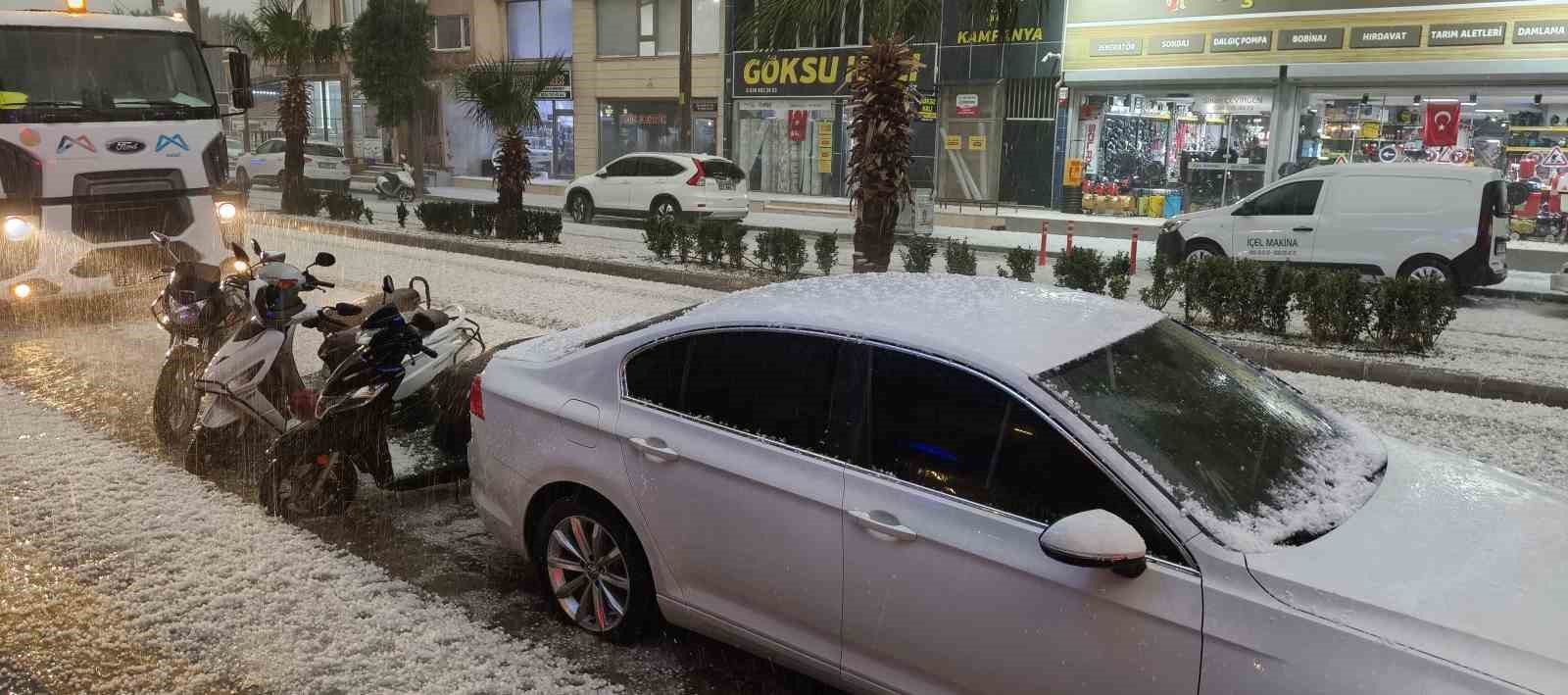 Silifke’de dolu felaketi: Sokaklar beyaza büründü, tarım alanları zarar gördü

