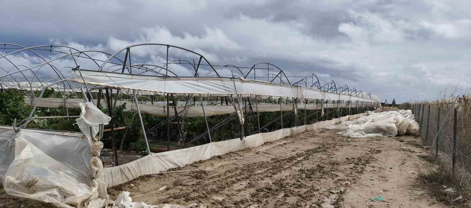 Silifke’de hortum seraları yerle bir etti
