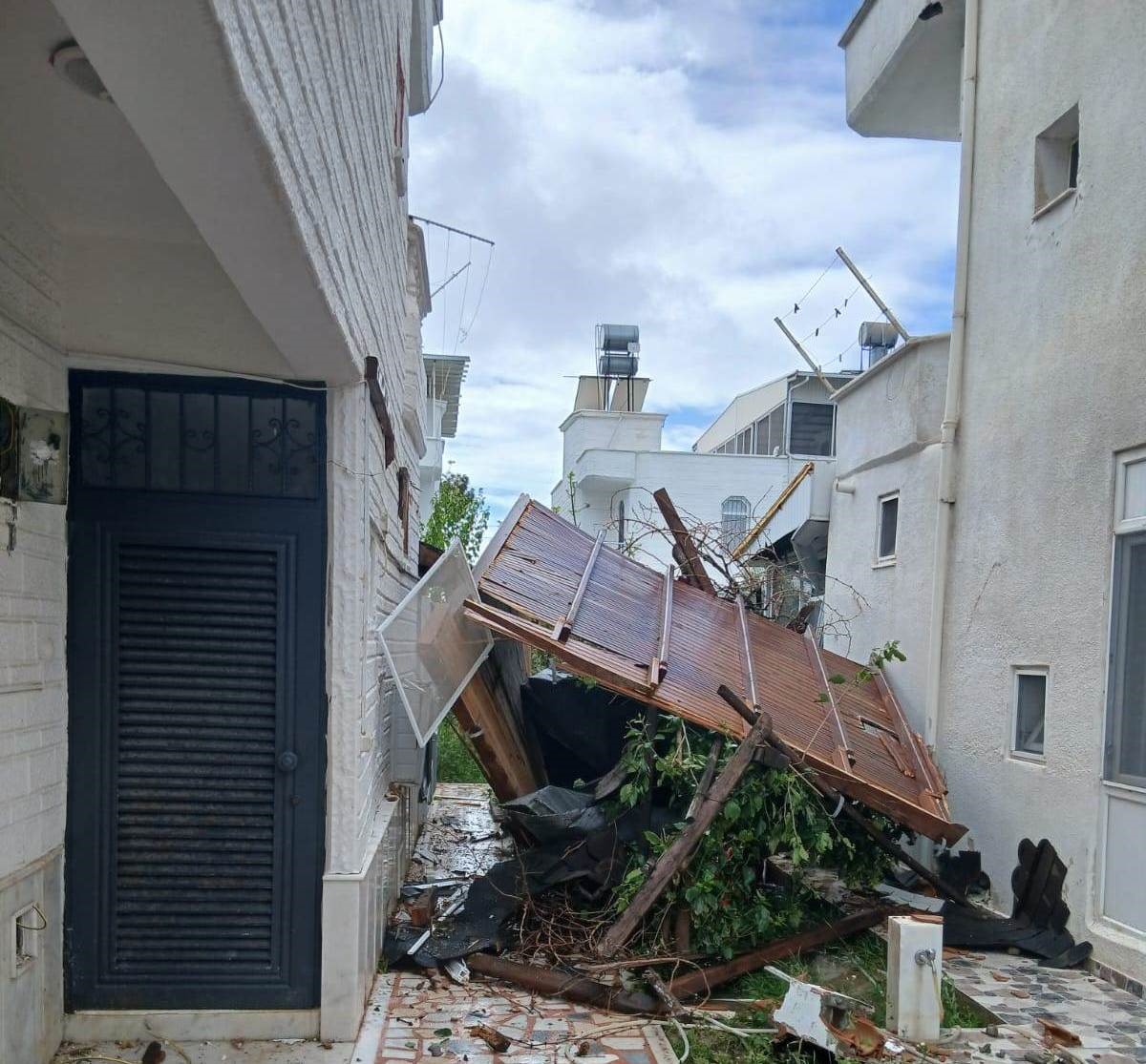 Silifke’de hortum seraları yerle bir etti
