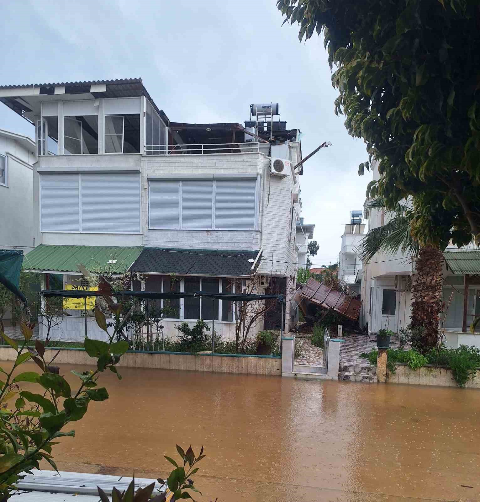 Silifke’de hortum seraları yerle bir etti
