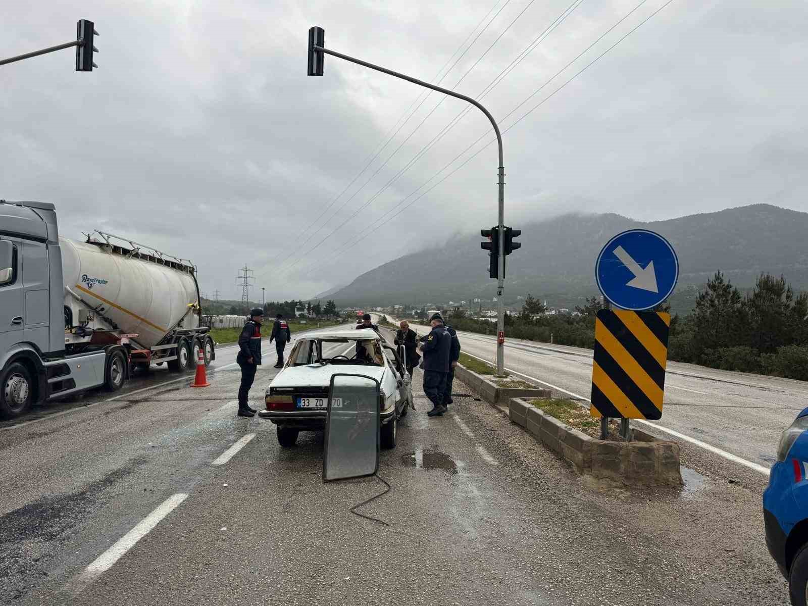 Silifke’de iki aracın karıştığı kazada 3 kişi yaralandı
