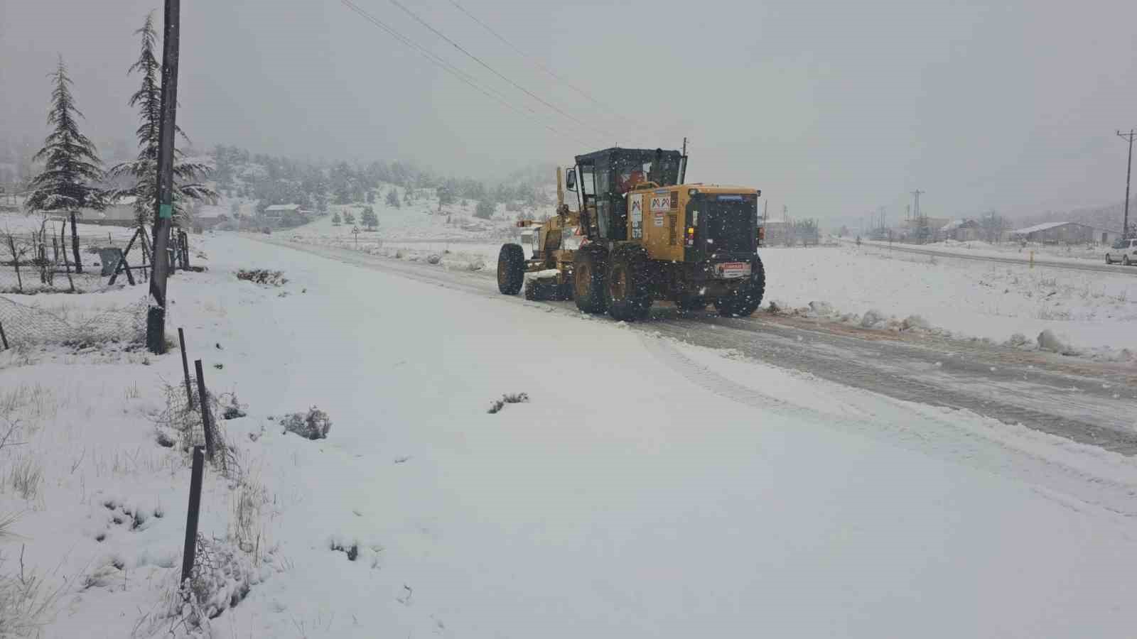 Silifke’nin kırsalında karla mücadele
