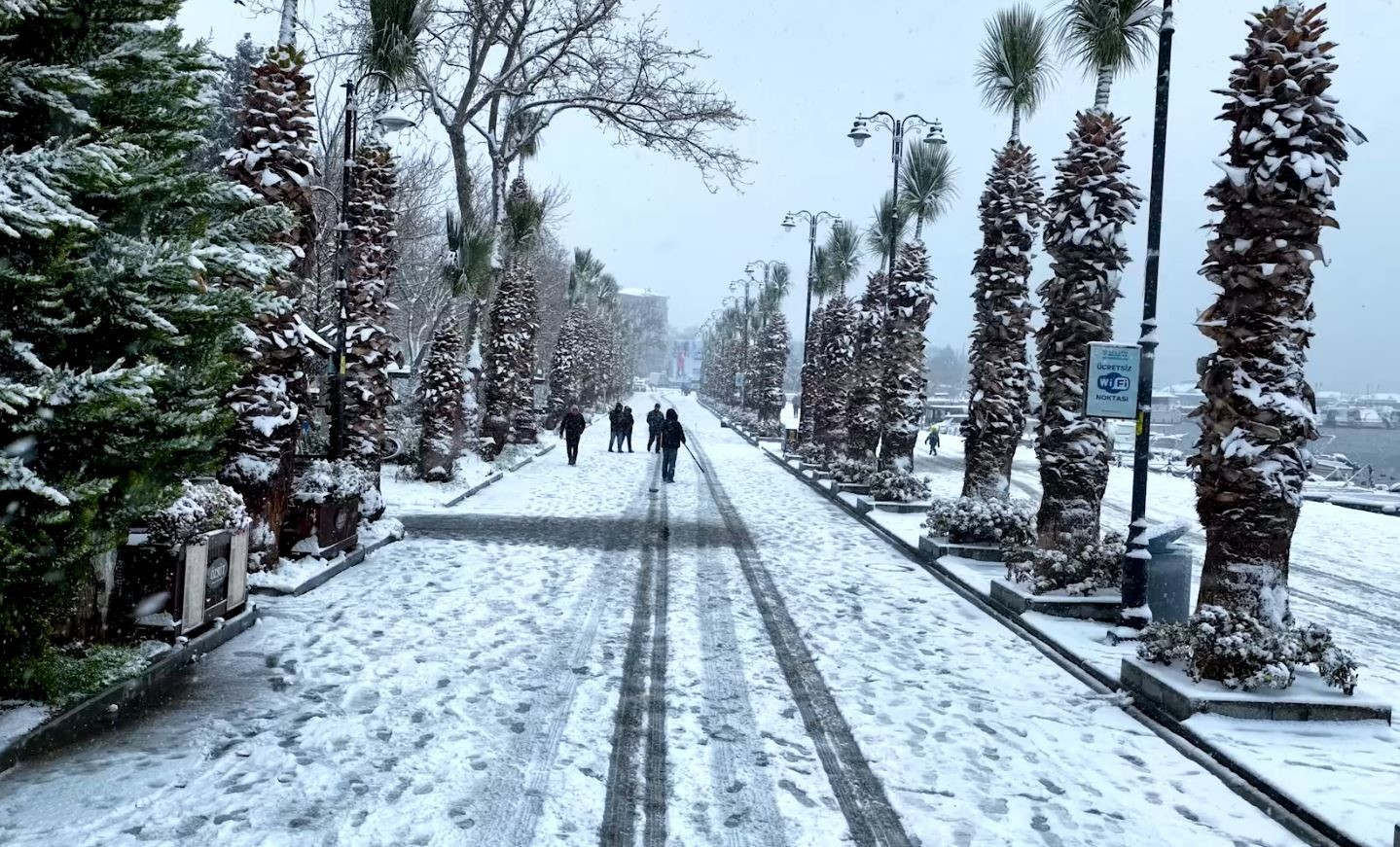 Silivri beyaz örtü ile kaplandı: Kar yağışı havadan görüntülendi
