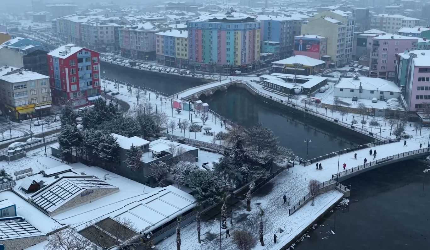Silivri beyaz örtü ile kaplandı: Kar yağışı havadan görüntülendi
