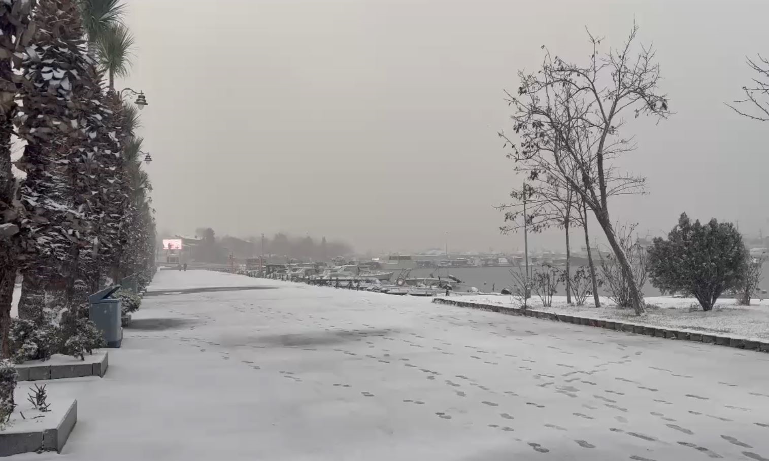 Silivri güne kar yağışı ile başladı
