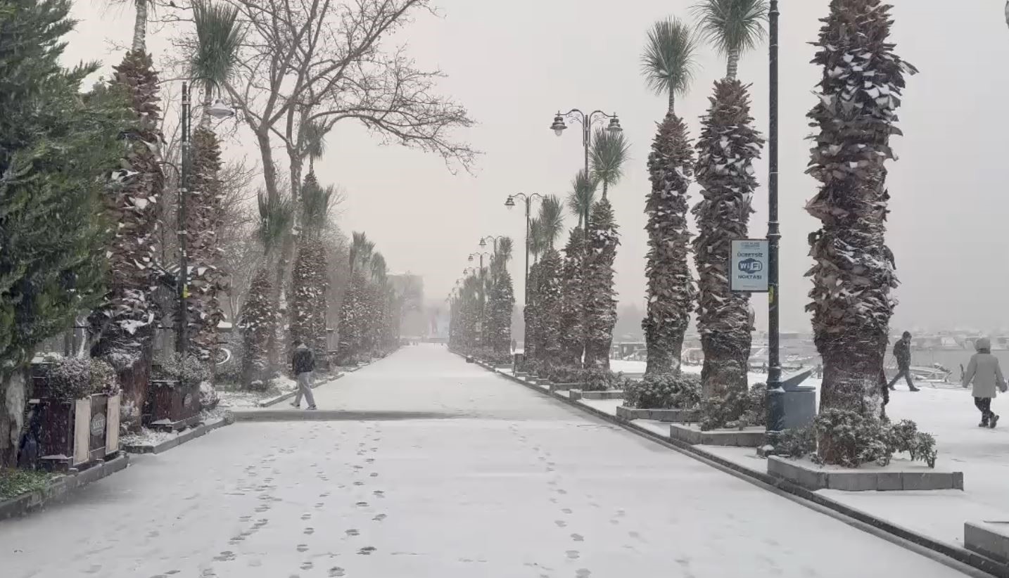 Silivri güne kar yağışı ile başladı
