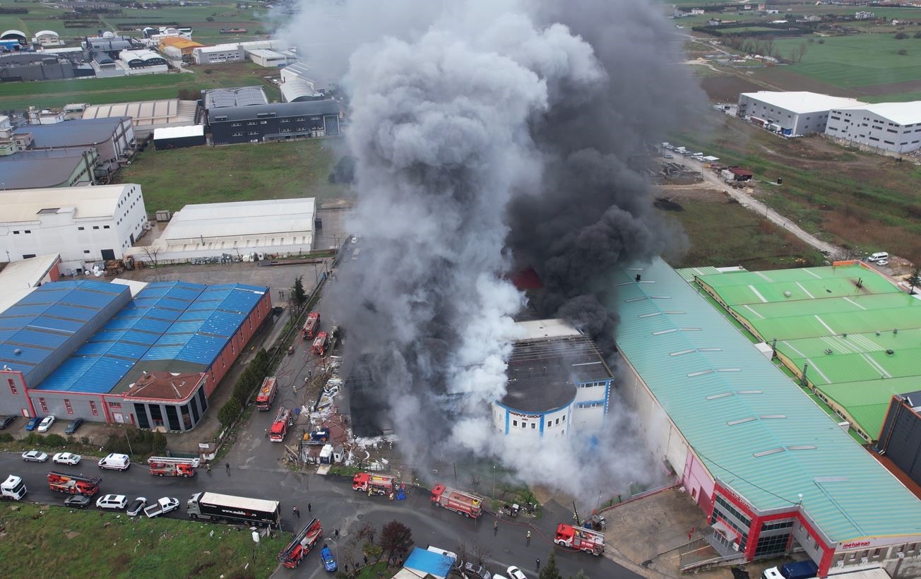 Silivri kablo ve inşaat malzemeleri üreten fabrikada yangın çıktı
