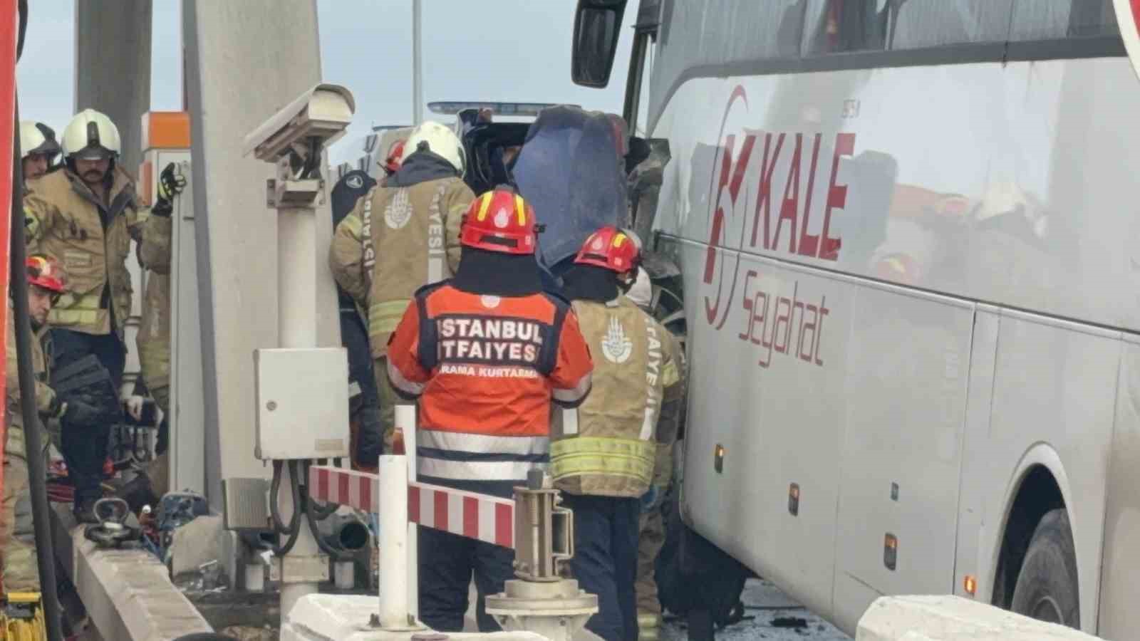 Silivri Kuzey Marmara Otoyolu’nda feci kaza: Yolcu otobüsüyle otomobil çarpıştı
