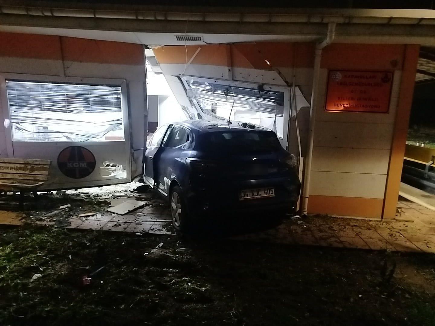 Silivri’de akollü sürücü kantar binasına çarptı: 1 ölü
