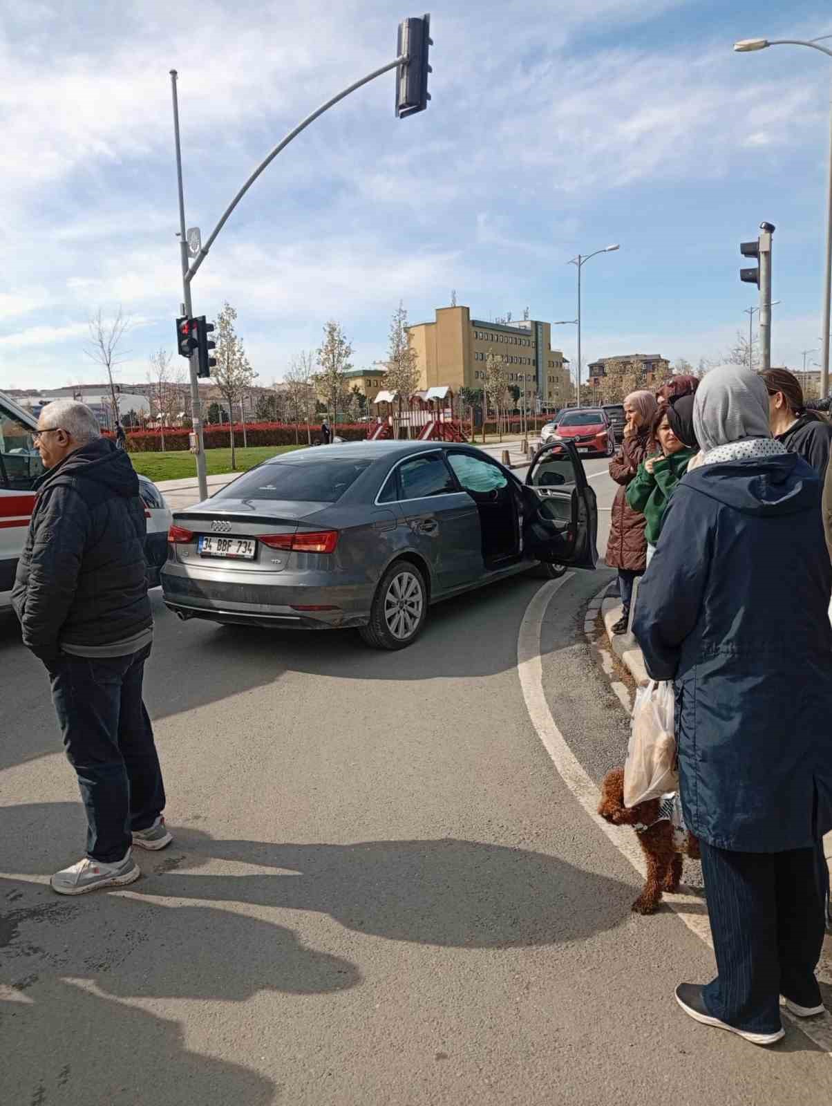 Silivri’de ışık ihlali yapan otomobil sürücüsü, motosikletle çarpıştı
