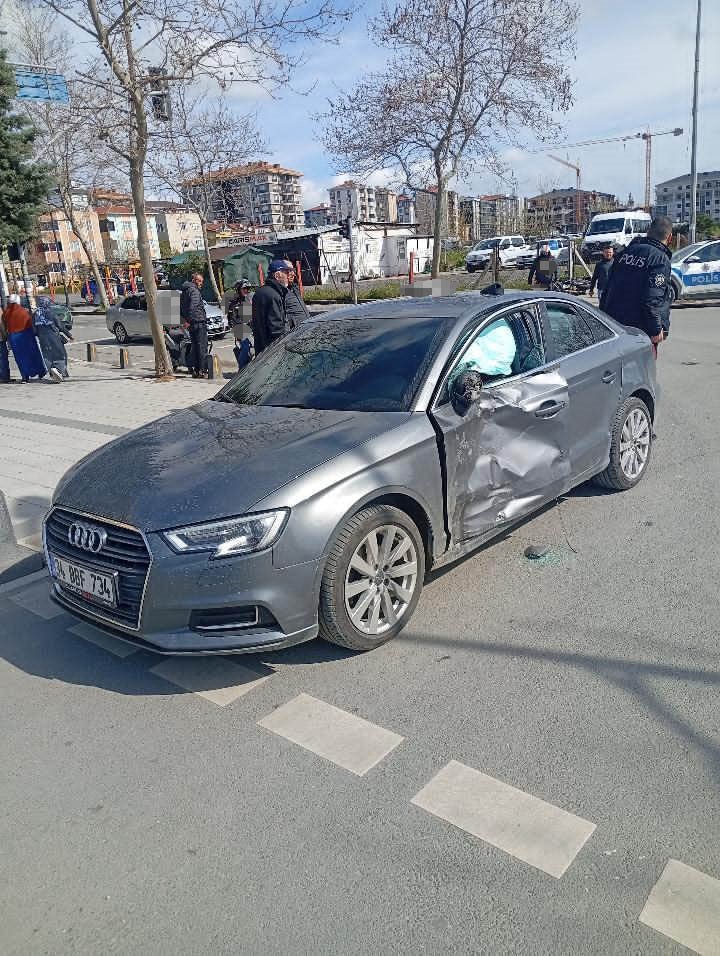 Silivri’de ışık ihlali yapan otomobil sürücüsü, motosikletle çarpıştı
