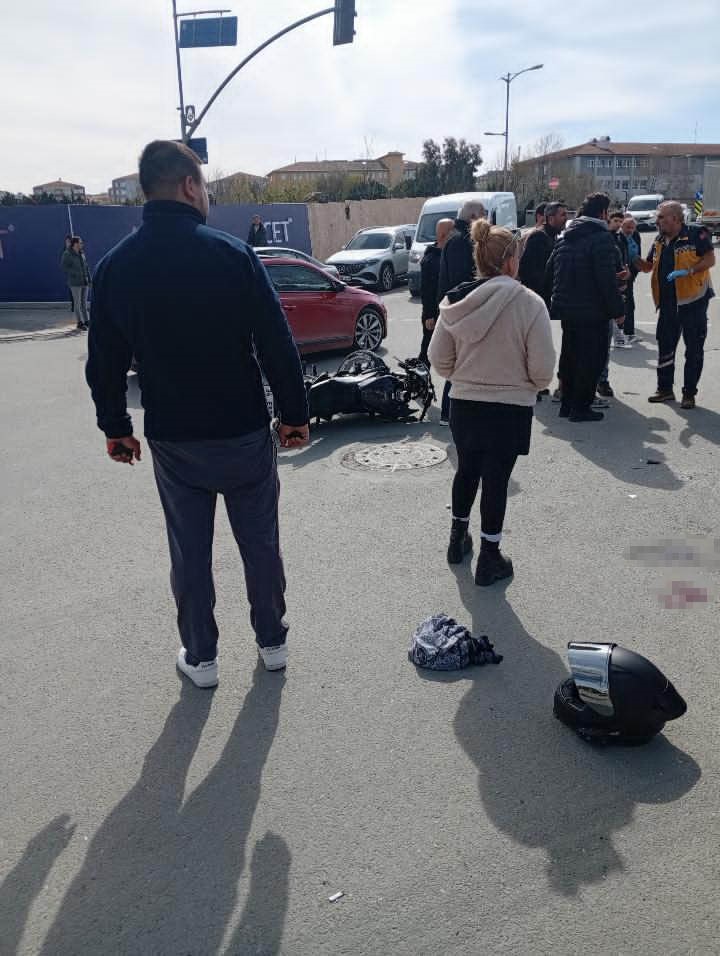 Silivri’de ışık ihlali yapan otomobil sürücüsü, motosikletle çarpıştı
