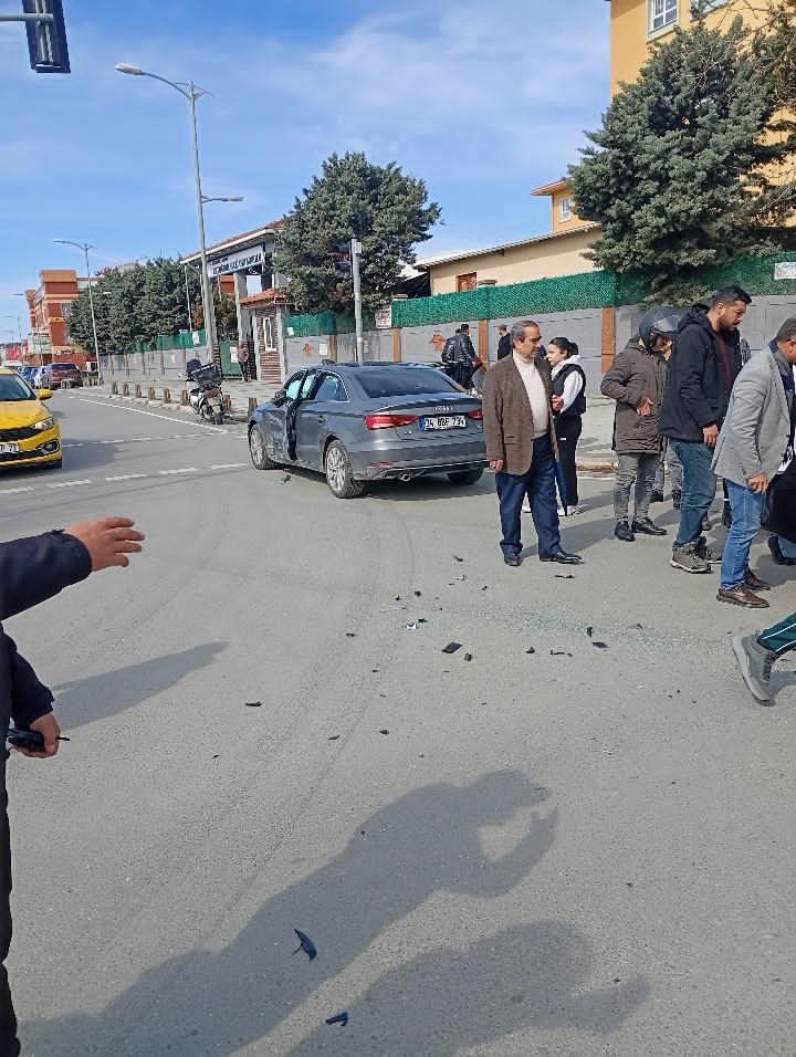 Silivri’de ışık ihlali yapan otomobil sürücüsü, motosikletle çarpıştı
