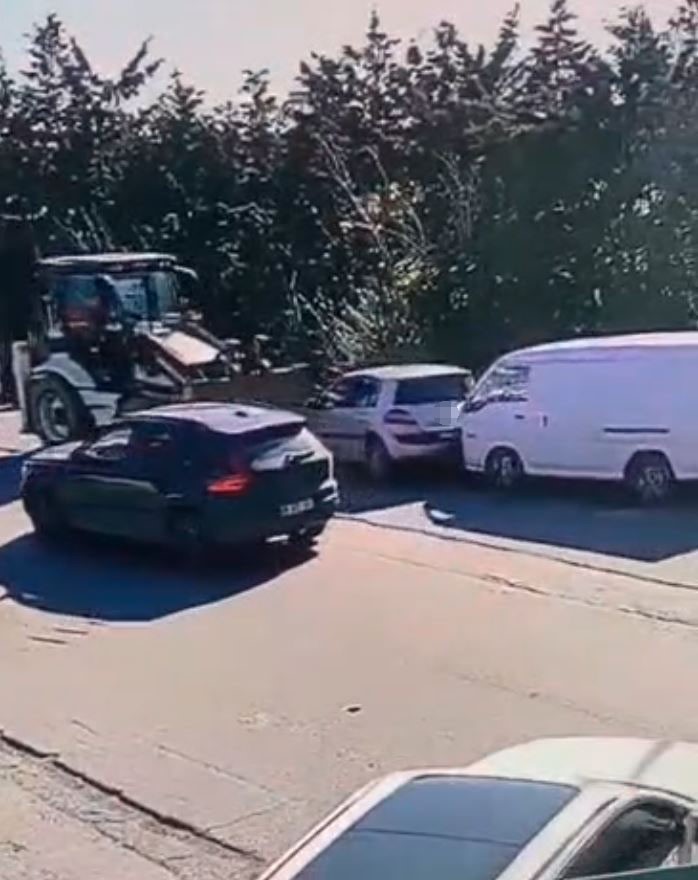 Silivri’de kontrolden çıkan kepçe araçları biçti
