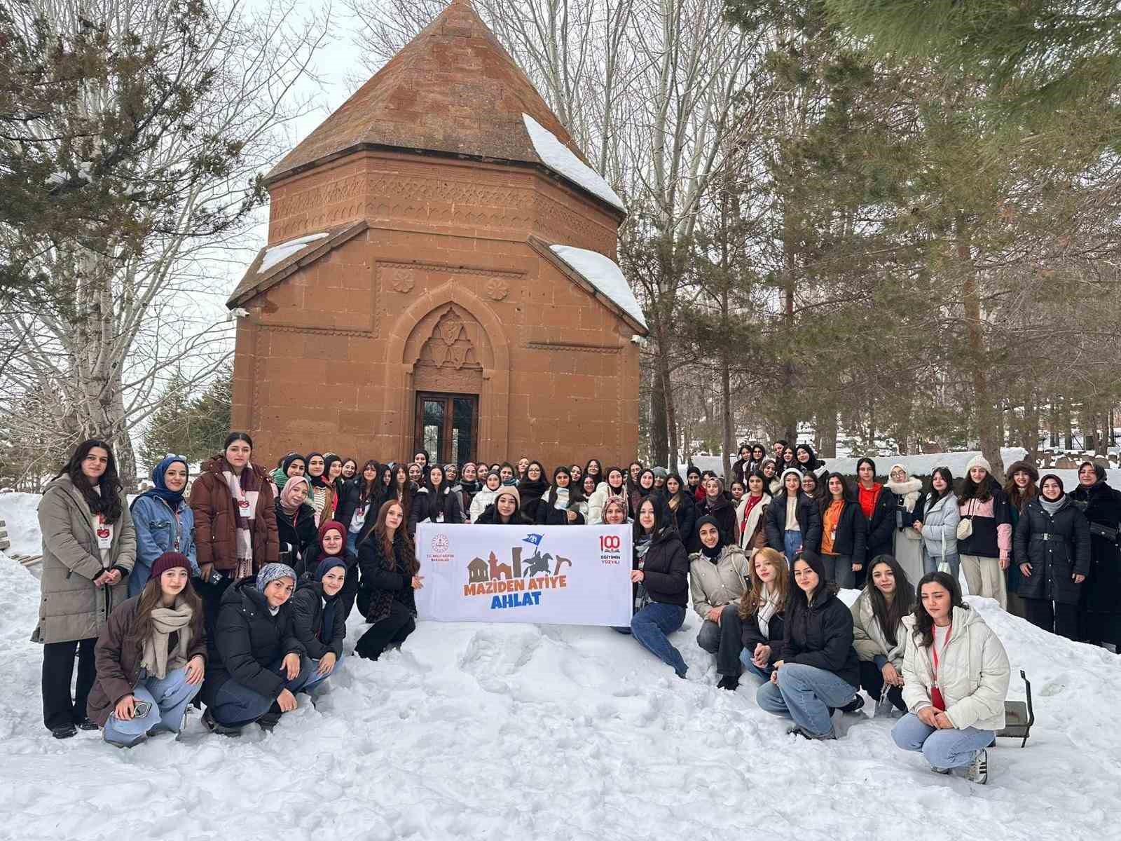 Silopi Atatürk Lisesi Yeşilay gönüllüleri Ahlat’taki gençlik kampında buluştu
