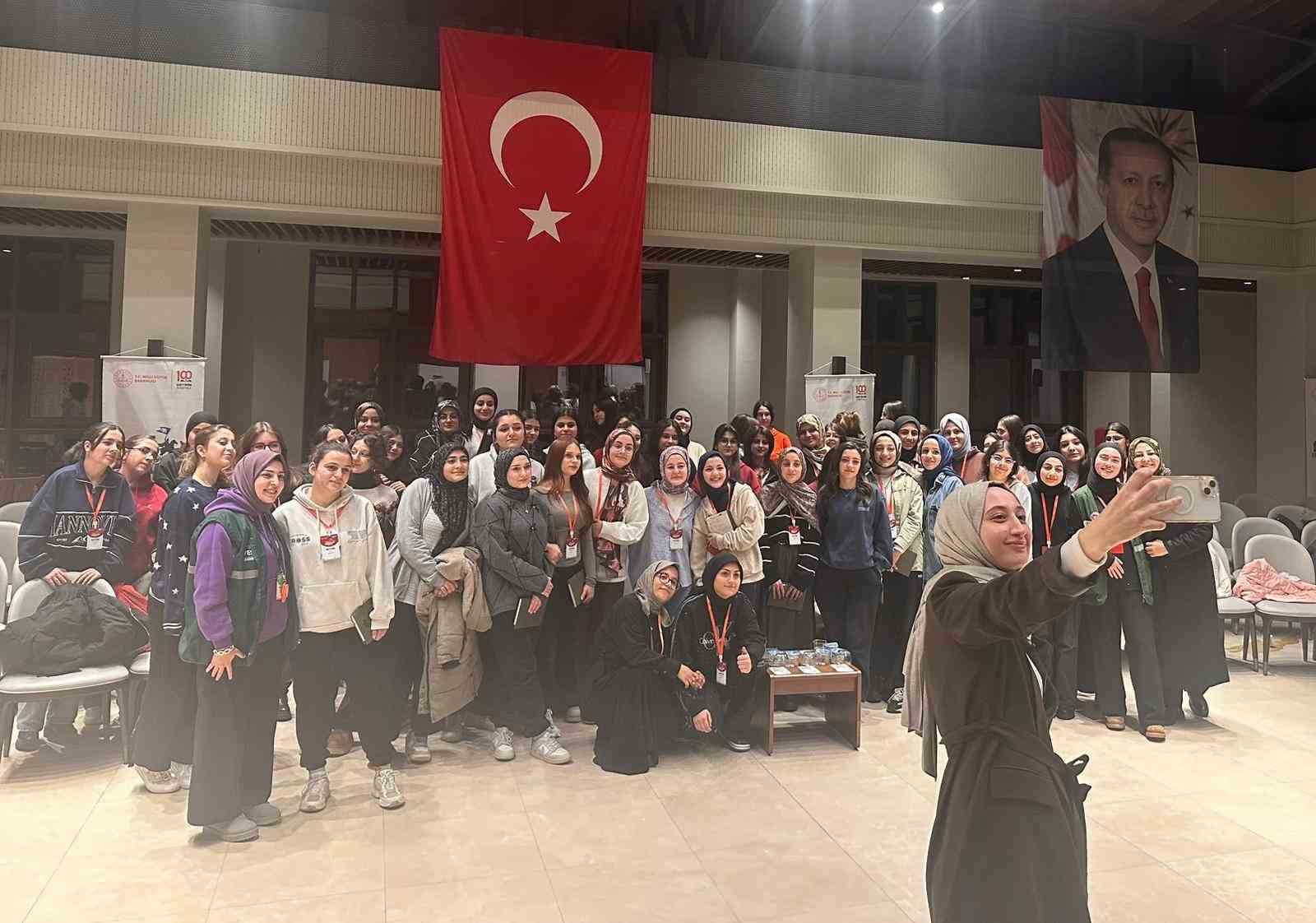 Silopi Atatürk Lisesi Yeşilay gönüllüleri Ahlat’taki gençlik kampında buluştu
