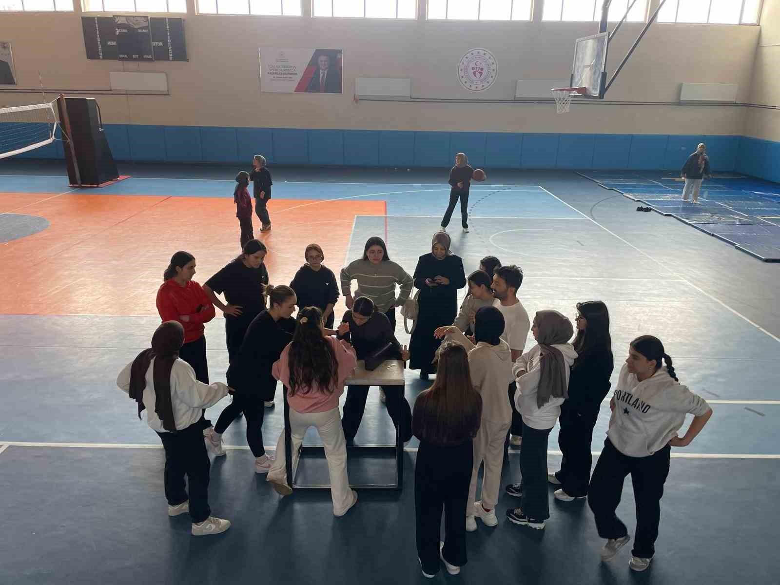 Silopi Atatürk Lisesi Yeşilay gönüllüleri Ahlat’taki gençlik kampında buluştu
