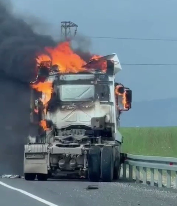 Silopi’de alev alev yanan tır kullanılmaz hale geldi
