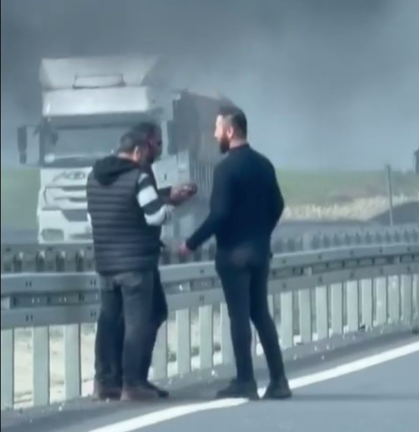 Silopi’de alev alev yanan tır kullanılmaz hale geldi
