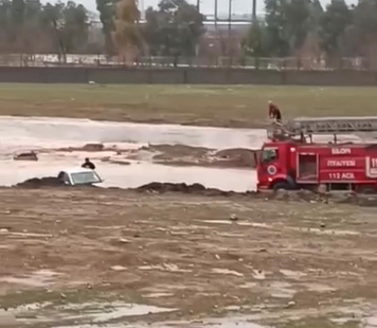Silopi’de otomobille suda mahsur kalan 2 kişi kurtarıldı
