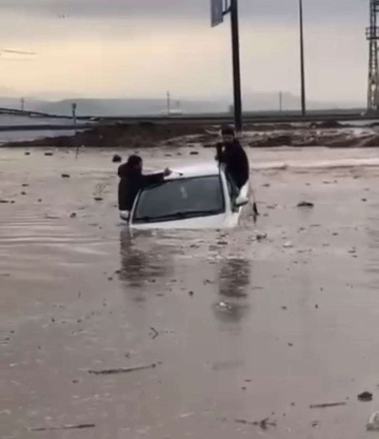Silopi’de otomobille suda mahsur kalan 2 kişi kurtarıldı
