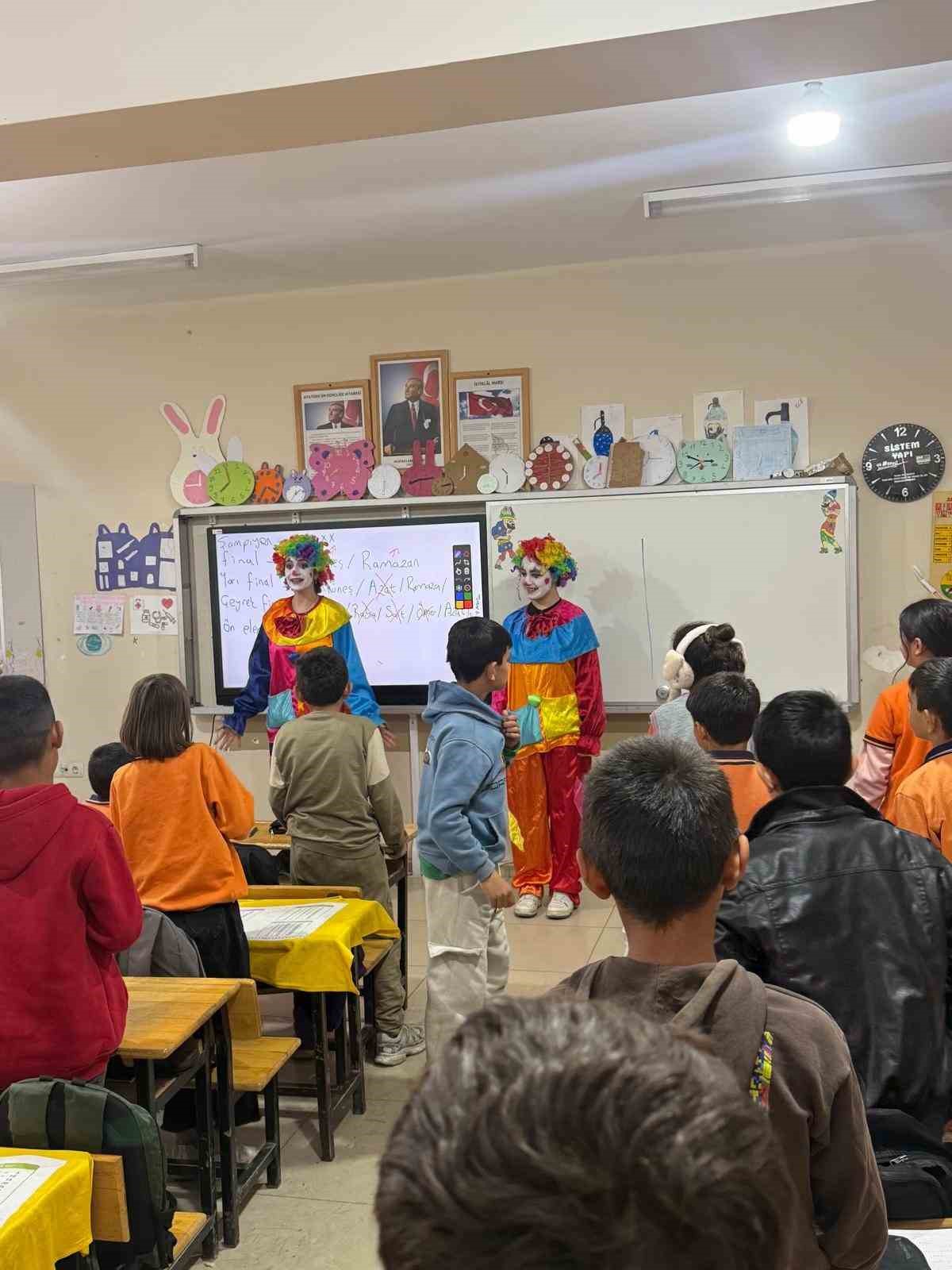 Silvan Anadolu Lisesinden yetim ve köy çocuklarına bayram harçlığı
