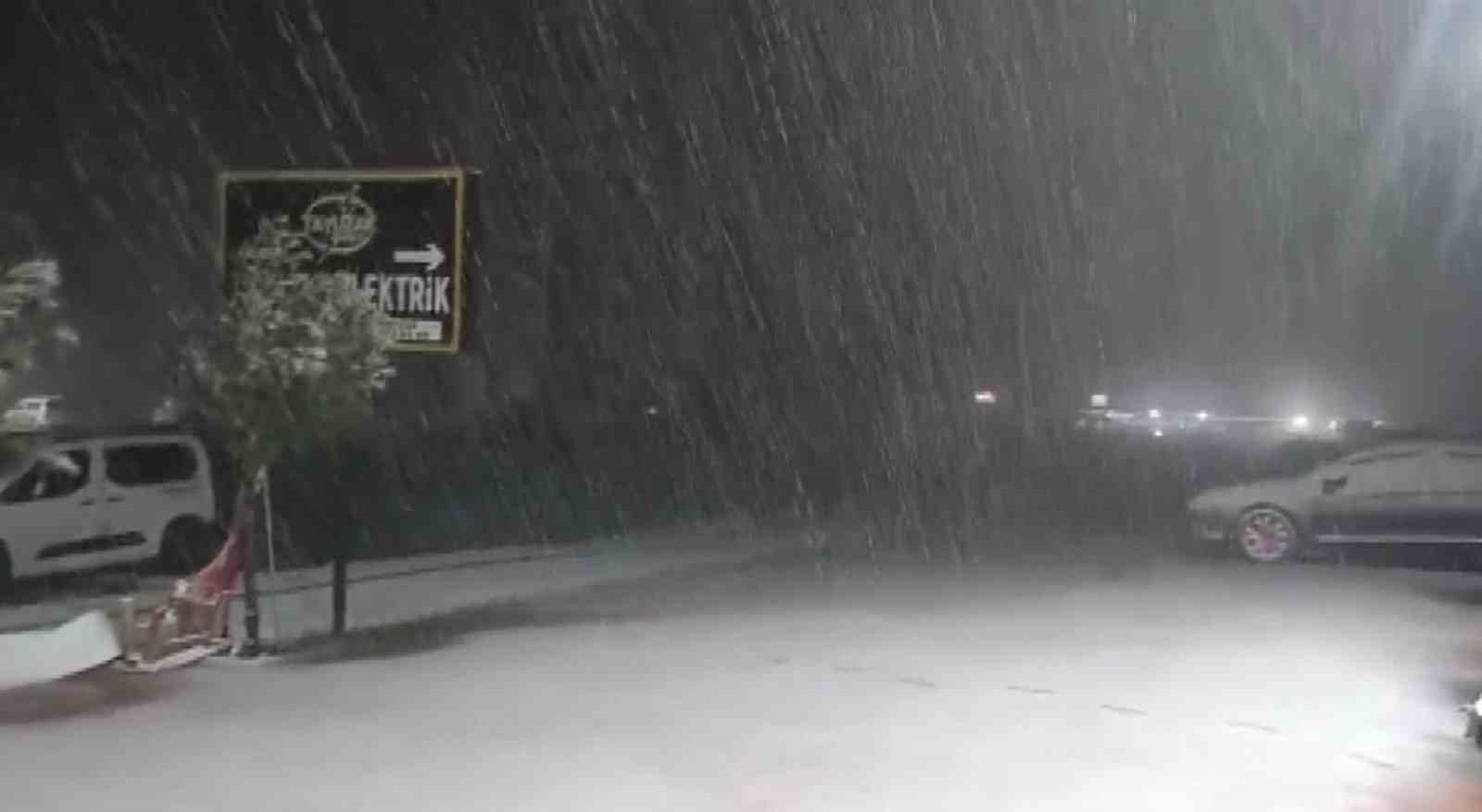 Silvan’da kar yağışı etkili oldu
