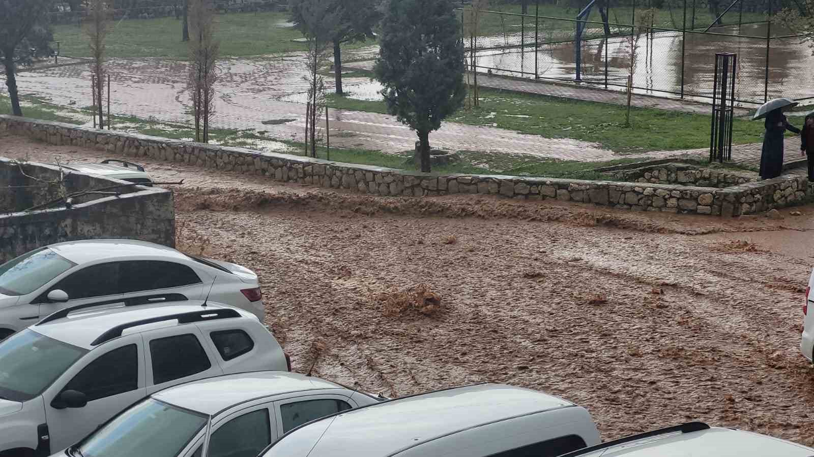 Silvan’ı sel vurdu
