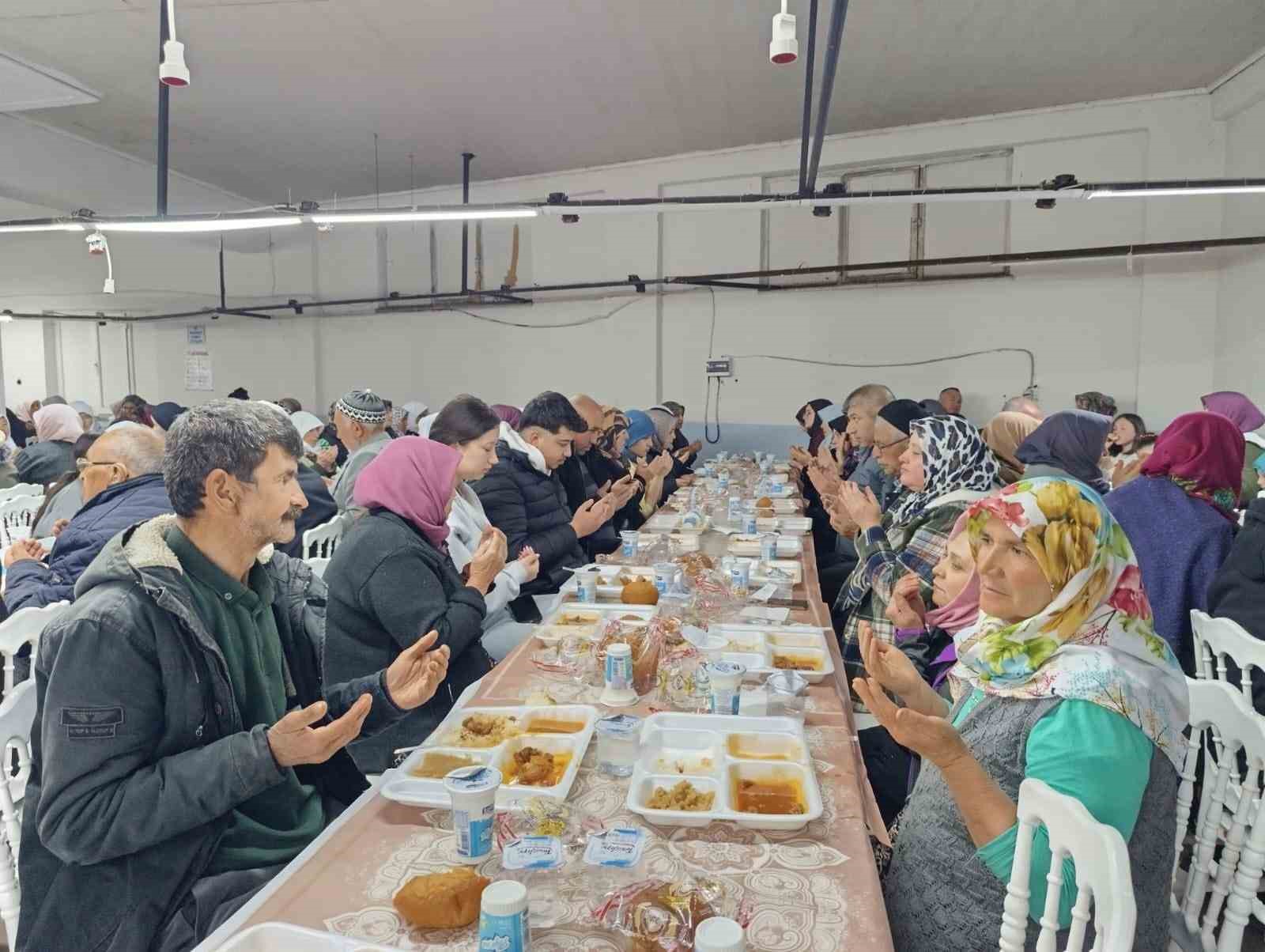 Simav Güney Beldesinde 750 kişilik gönül sofrası kuruldu
