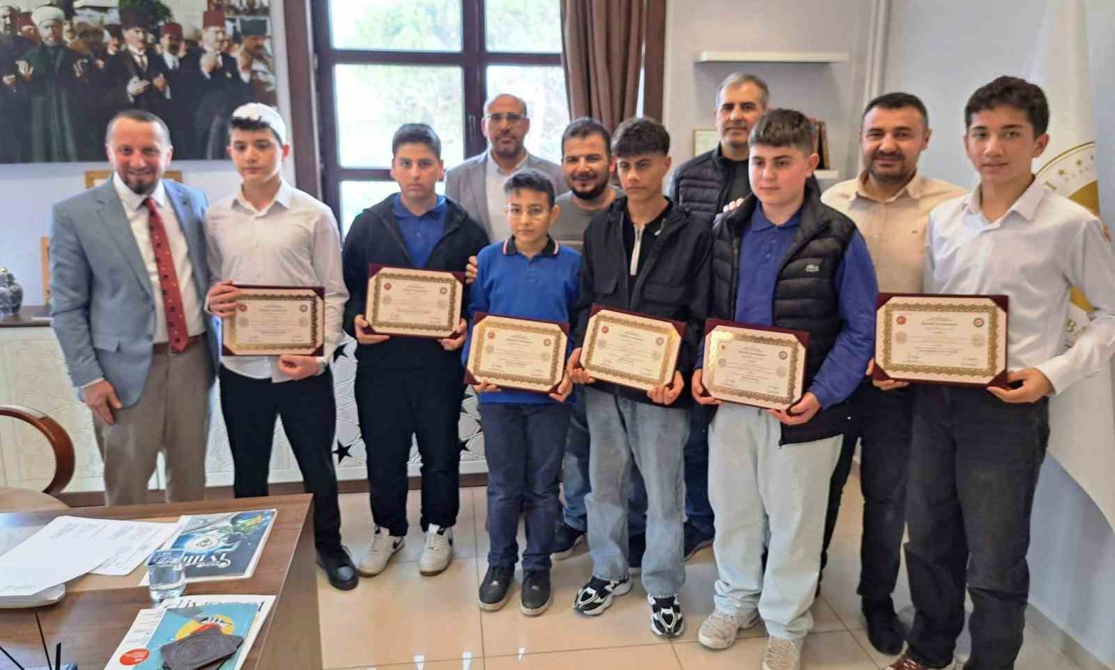 Simav’da 10 öğrenci Hafızlık Belgesini aldı
