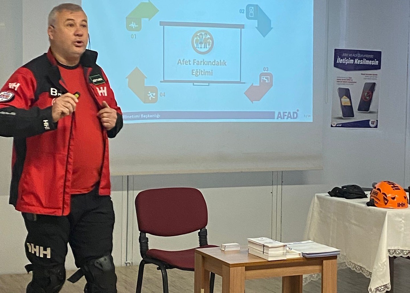 Simav’da öğretmen ve öğrencilere Okul Afet Farkındalık eğitimi verildi
