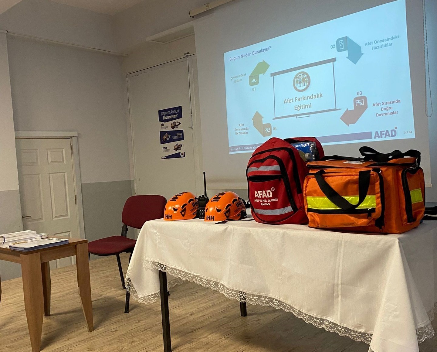 Simav’da öğretmen ve öğrencilere Okul Afet Farkındalık eğitimi verildi
