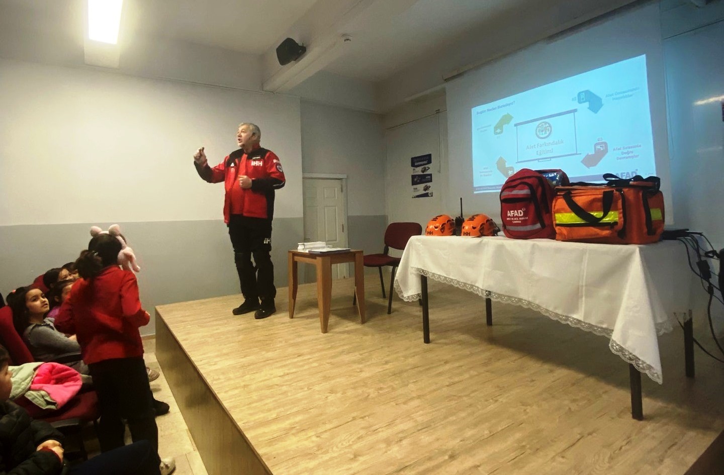 Simav’da öğretmen ve öğrencilere Okul Afet Farkındalık eğitimi verildi
