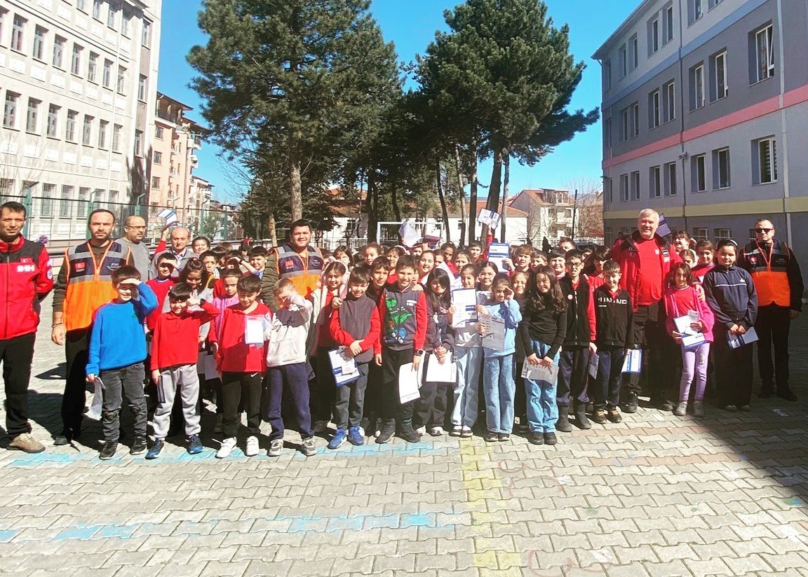 Simav’da öğretmen ve öğrencilere Okul Afet Farkındalık eğitimi verildi
