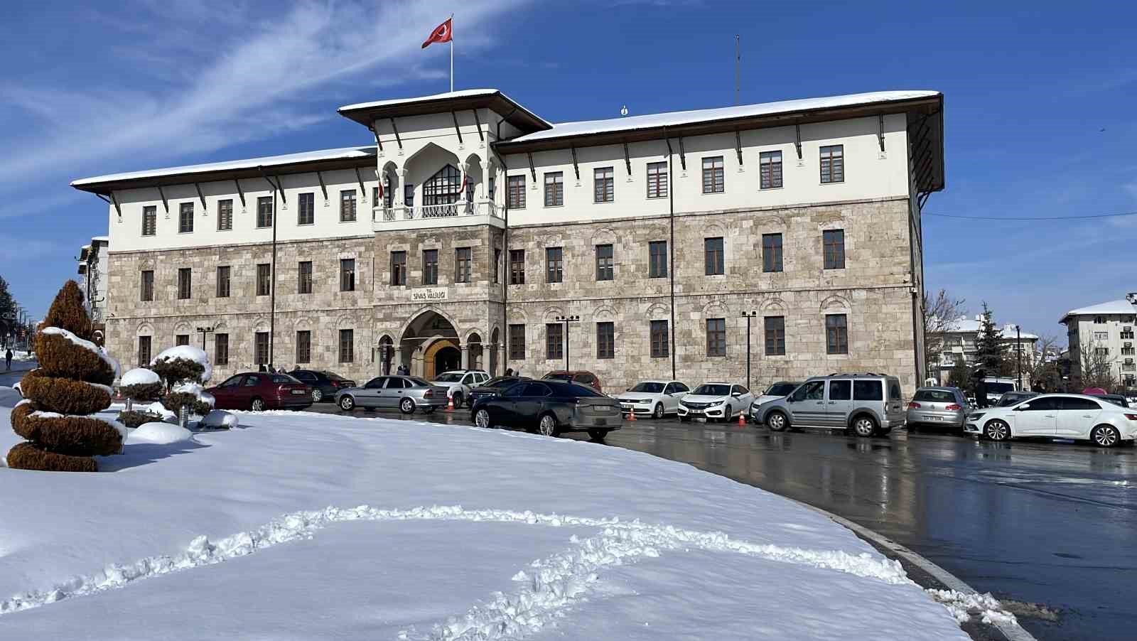 Şimdi de tarihi valilik binasını köylerine taşıdılar
