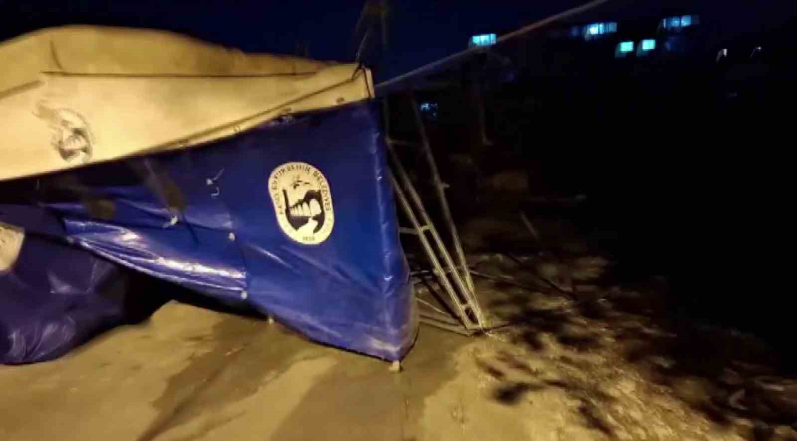 Şimşekler geceyi aydınlatırken, fırtına zor anlar yaşattı
