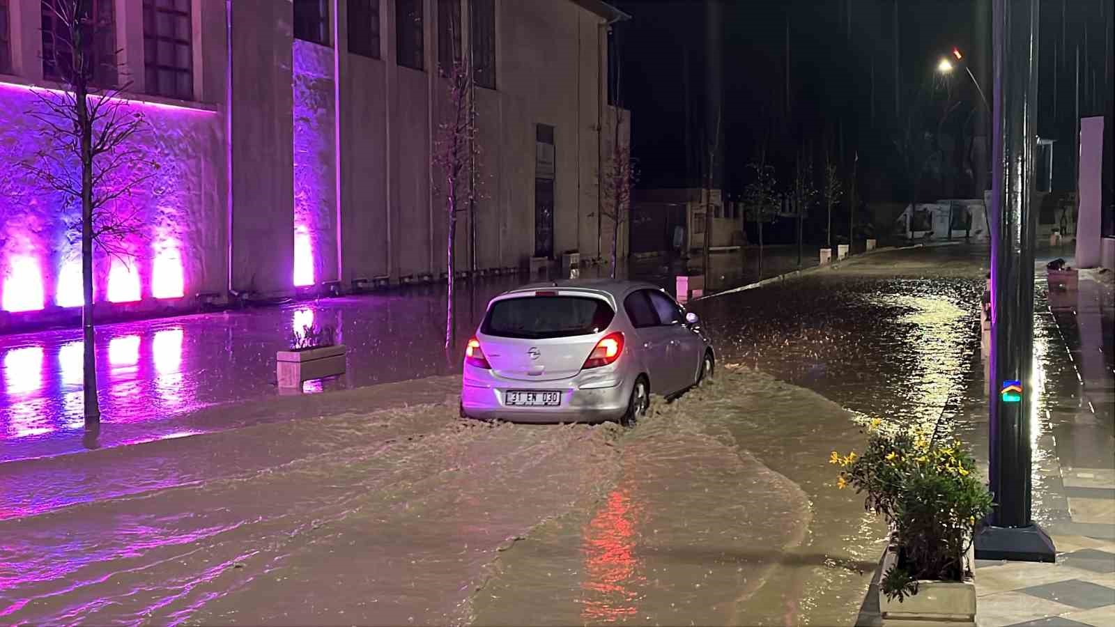 Şimşeklerin geceyi aydınlattığı Hatay’da dolu yağışı yolları göle çevirdi
