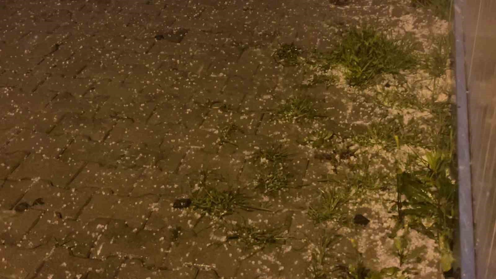 Şimşeklerin geceyi aydınlattığı Hatay’da dolu yağışı yolları göle çevirdi
