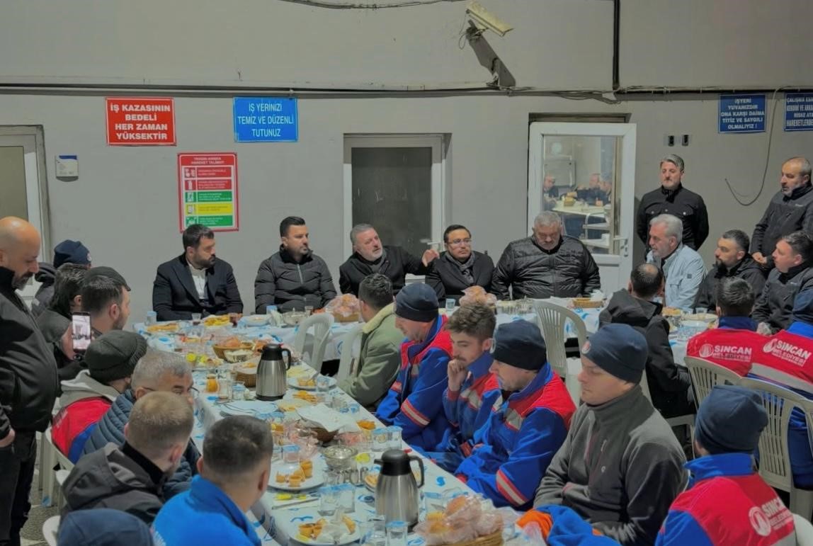 Sincan Belediye Başkanı Ercan gece mesaisi yapan belediye çalışanlarıyla sahur yaptı
