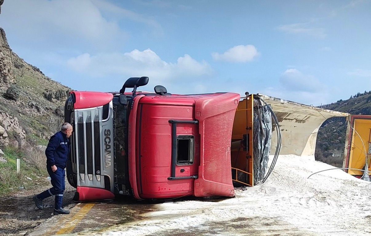 Sincan’da tır kazası: Zir Vadisi yolu trafiğe kapandı
