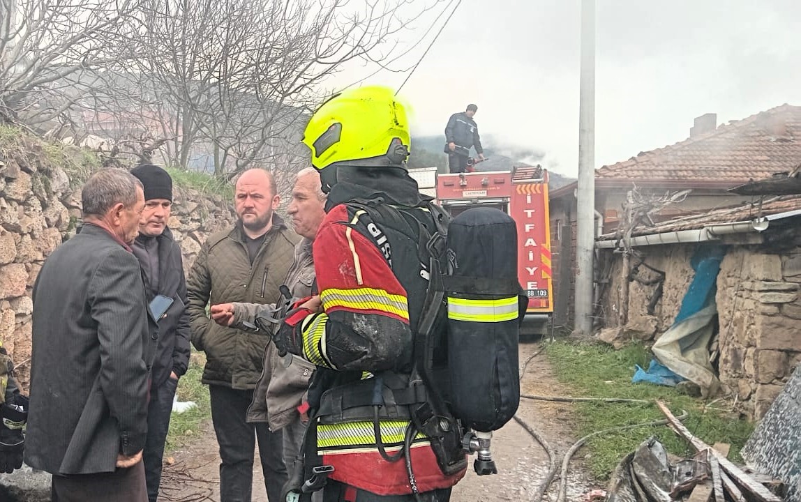 Sındırgı’da bitişik iki ev alevlere teslim oldu: 1 yaralı
