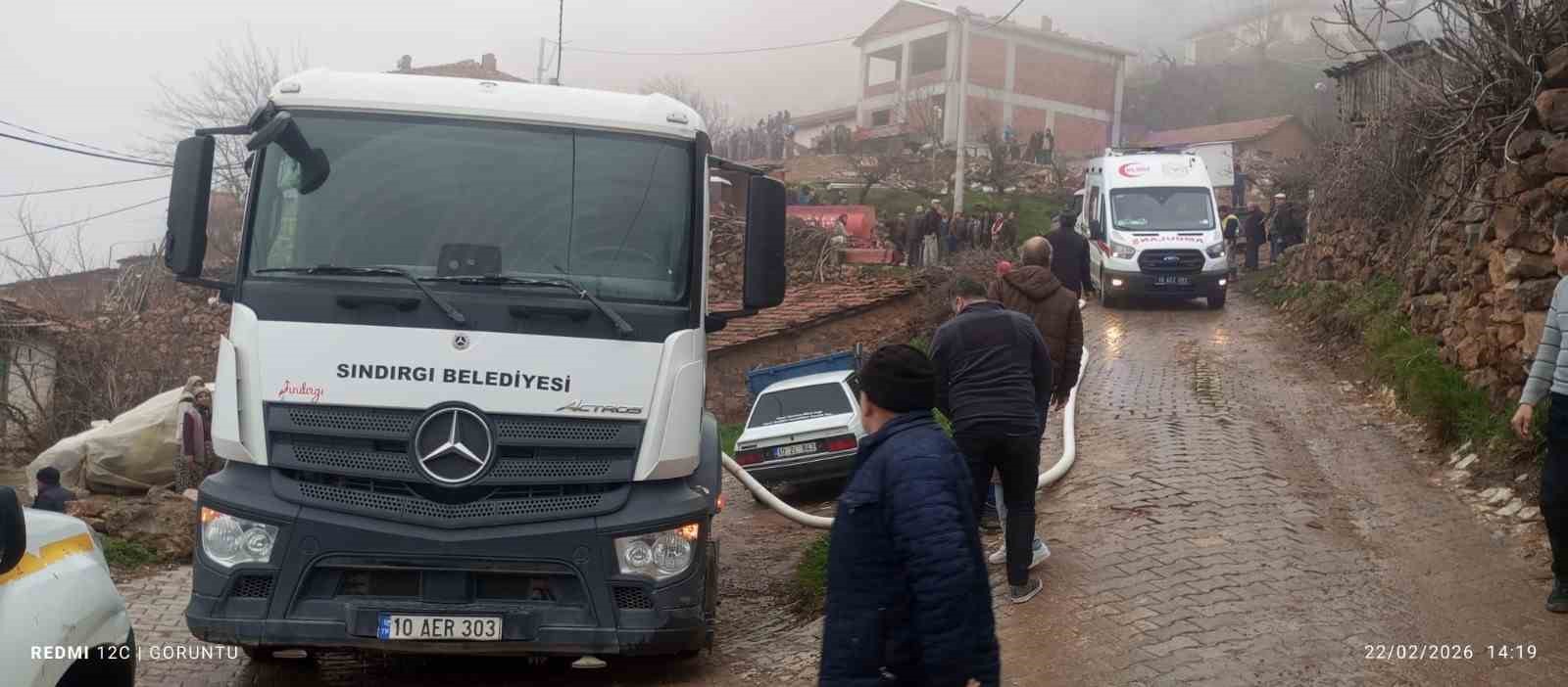 Sındırgı’da bitişik iki ev alevlere teslim oldu: 1 yaralı
