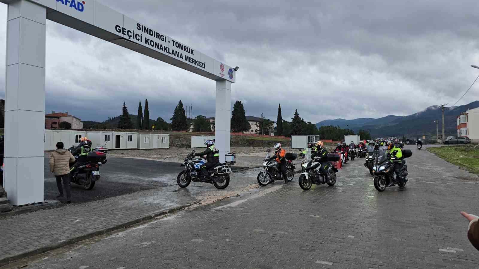 Sındırgı’da depremzedelere motorcu morali
