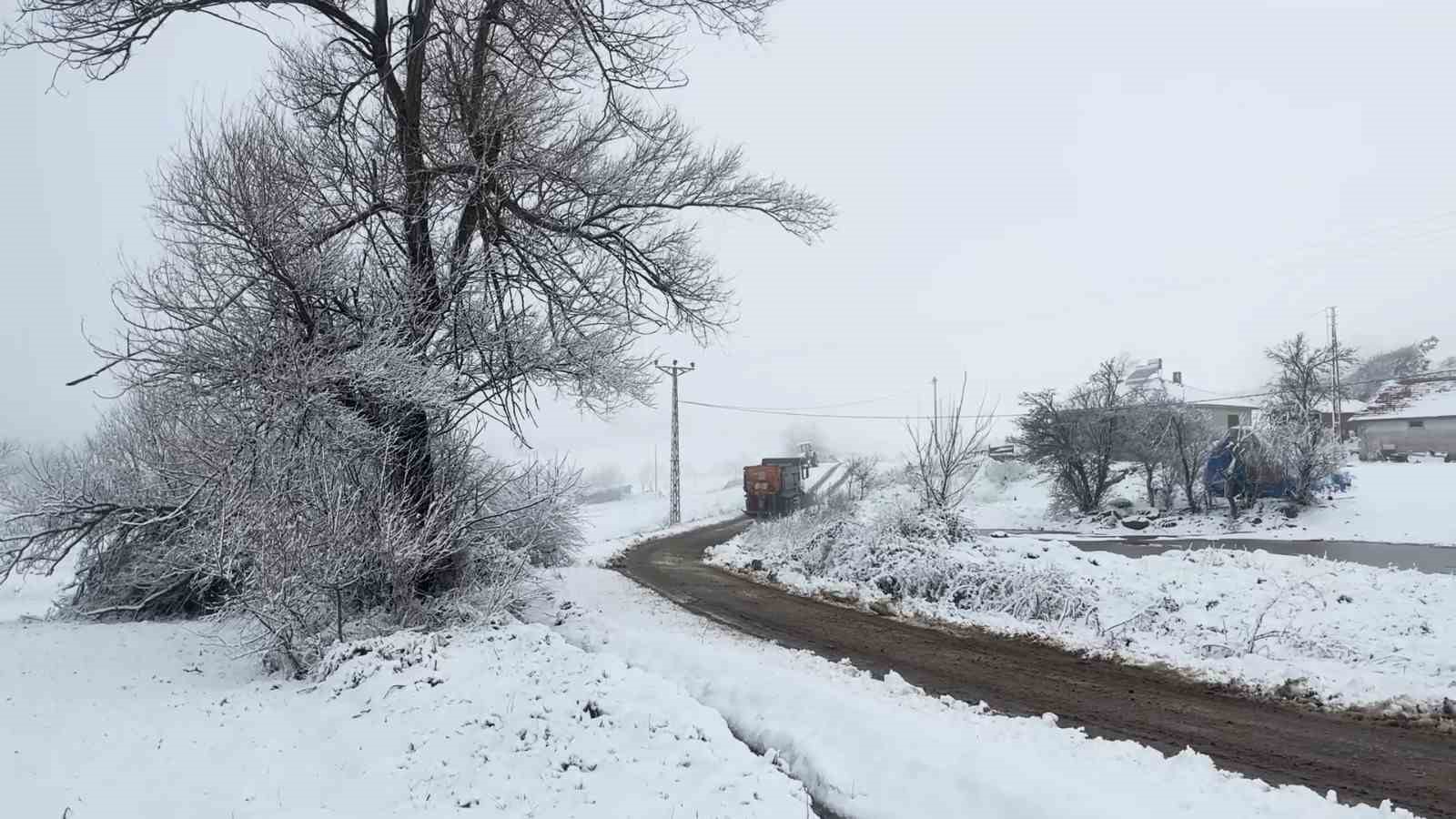 Sındırgı’da merkezde yağmur, yüksek kesimlerde kar yağışı etkili oldu

