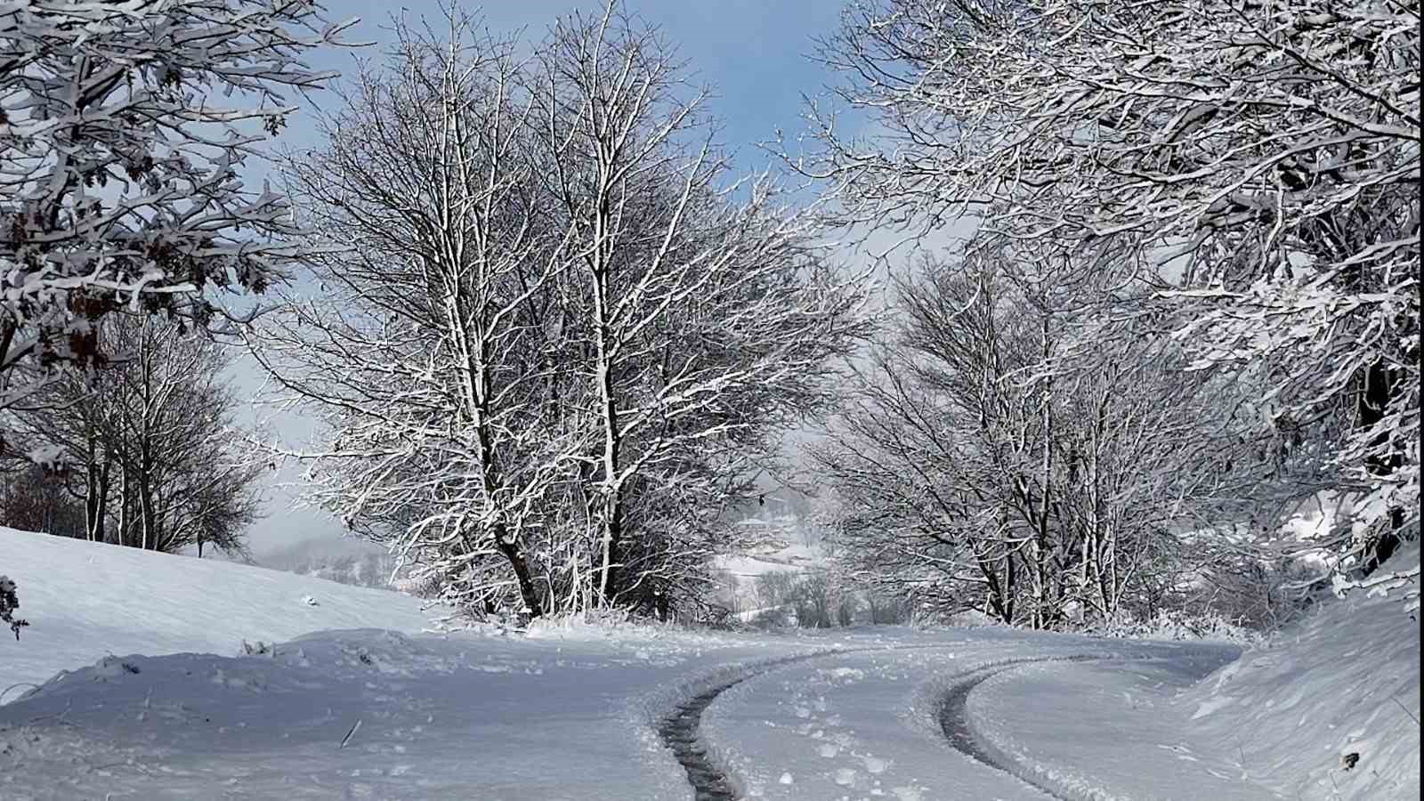 Sındırgı’da merkezde yağmur, yüksek kesimlerde kar yağışı etkili oldu

