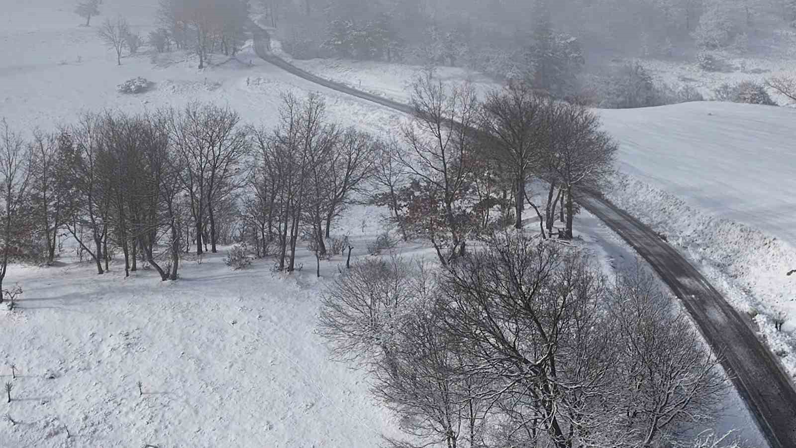 Sındırgı’da merkezde yağmur, yüksek kesimlerde kar yağışı etkili oldu
