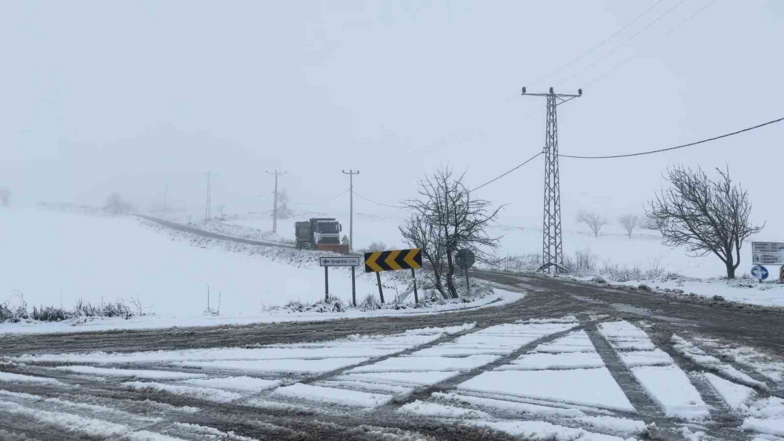 Sındırgı’da merkezde yağmur, yüksek kesimlerde kar yağışı etkili oldu
